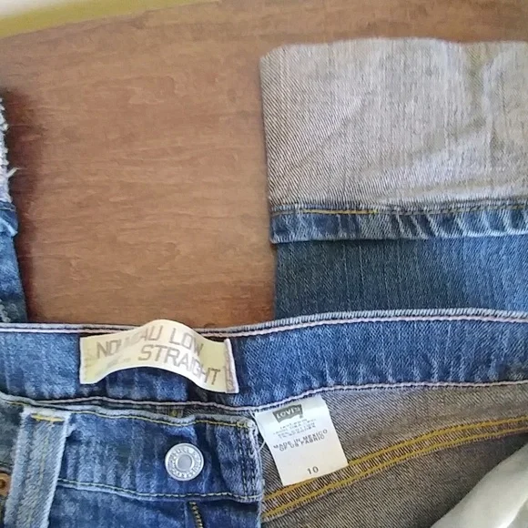 Levi's Women's Classic Blue Cropped Jeans - Picture 4 of 5